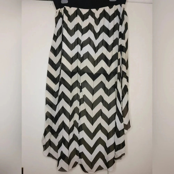 Black and  white skirt - Picture 2 of 8